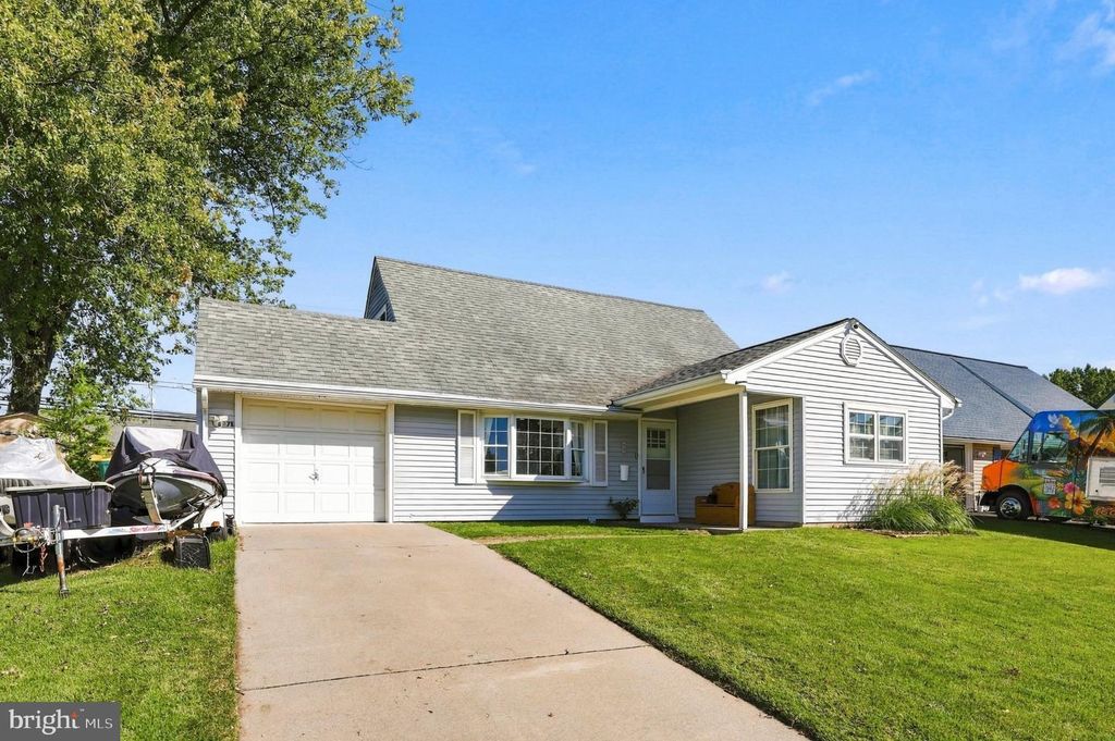 71 NEW POND LN, LEVITTOWN, PA 19054 — exterior