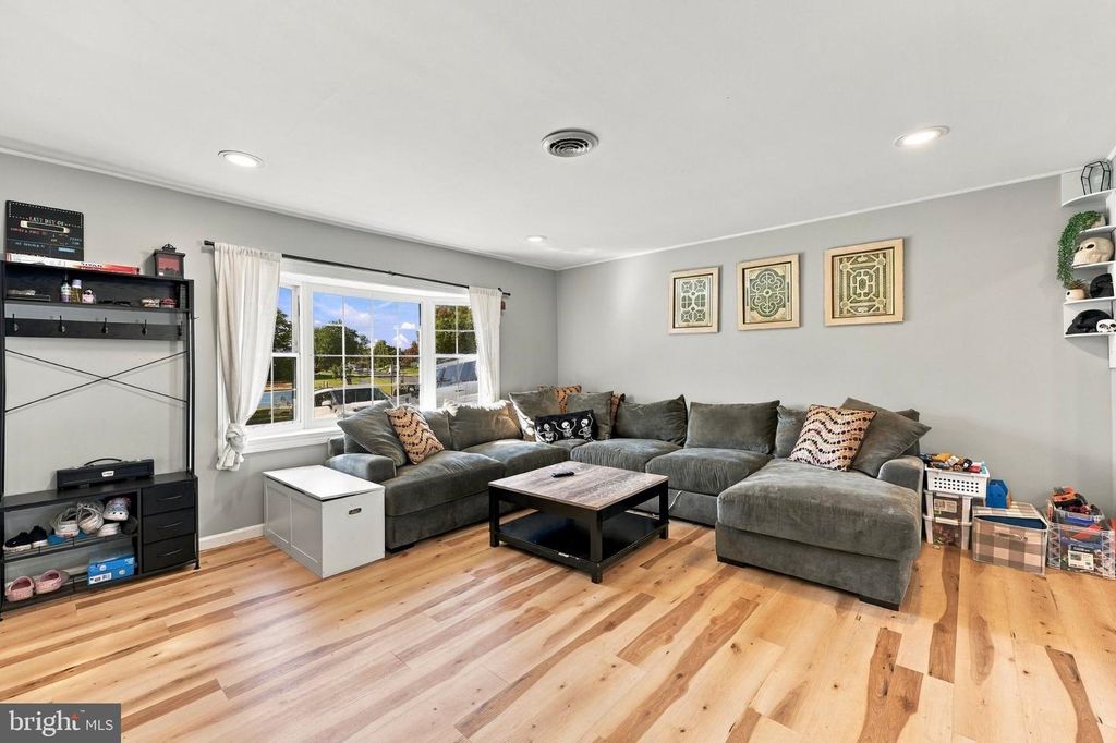 71 NEW POND LN, LEVITTOWN, PA 19054 — photo 2