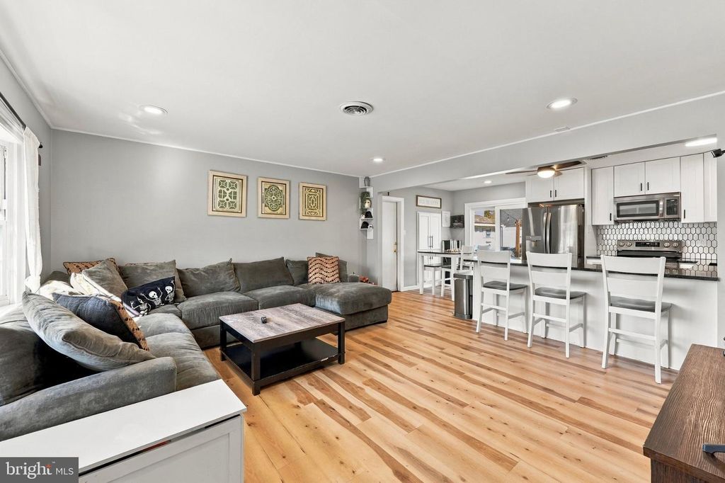 71 NEW POND LN, LEVITTOWN, PA 19054 — photo 3