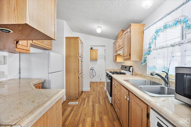 8536 Kern Canyon Road 151, Bakersfield, CA 93306