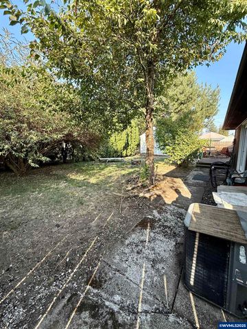 945 W Oak St, Lebanon, OR 97345