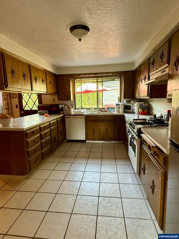 945 W Oak St, Lebanon, OR 97345