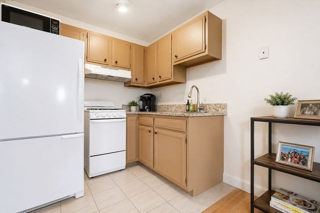 130 Emerson St 32, Boston, MA 02127