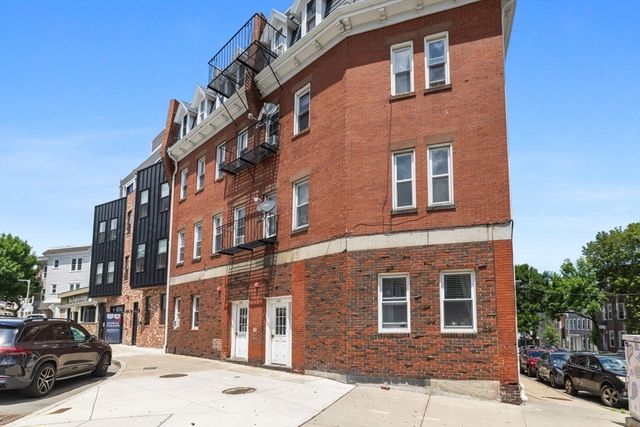 130 Emerson St 32, Boston, MA 02127