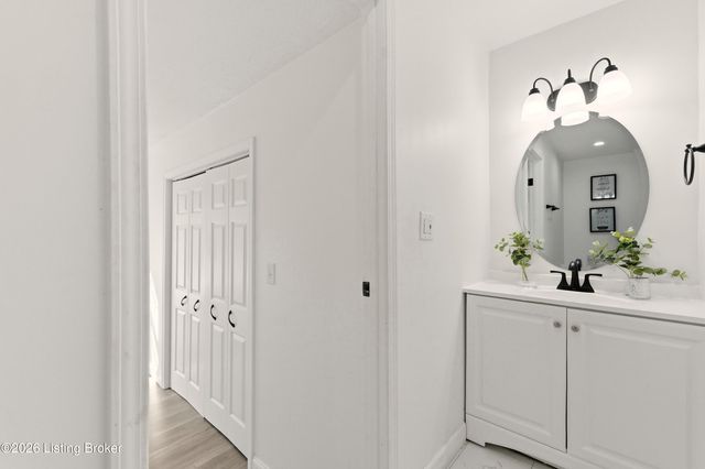 4319 Lynnview Dr, Louisville, KY 40216