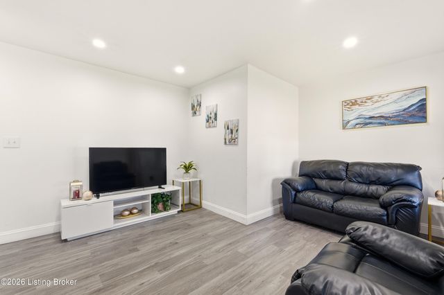 4319 Lynnview Dr, Louisville, KY 40216