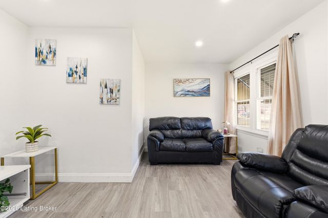 4319 Lynnview Dr, Louisville, KY 40216