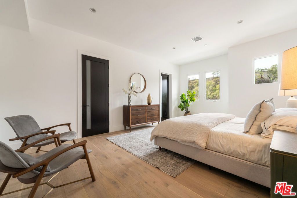 Image 11 of property listing at 350 Mount Carmel Dr, Glendale, CA 91206