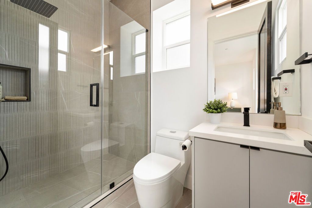 Image 12 of property listing at 350 Mount Carmel Dr, Glendale, CA 91206