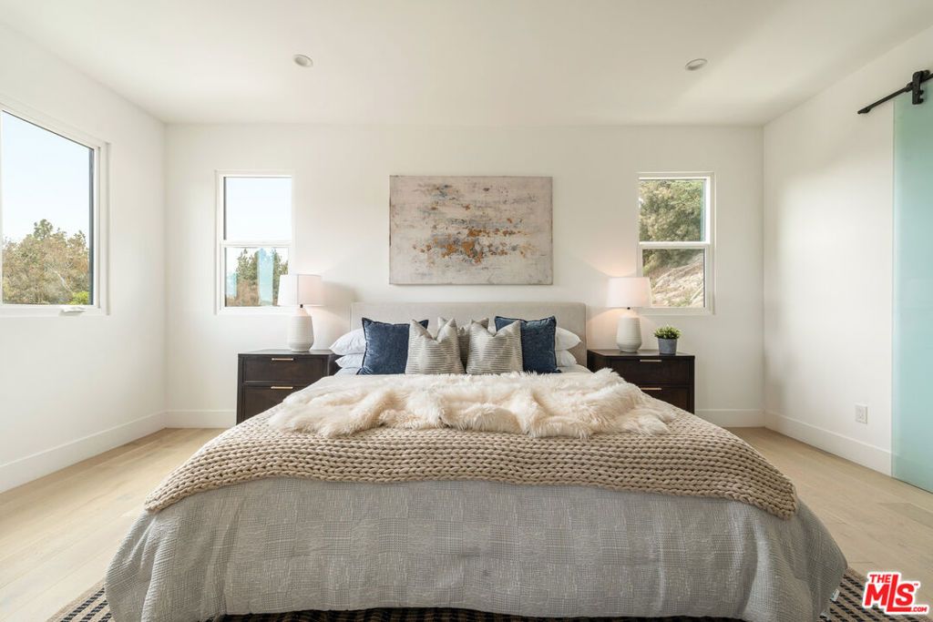 Image 13 of property listing at 350 Mount Carmel Dr, Glendale, CA 91206