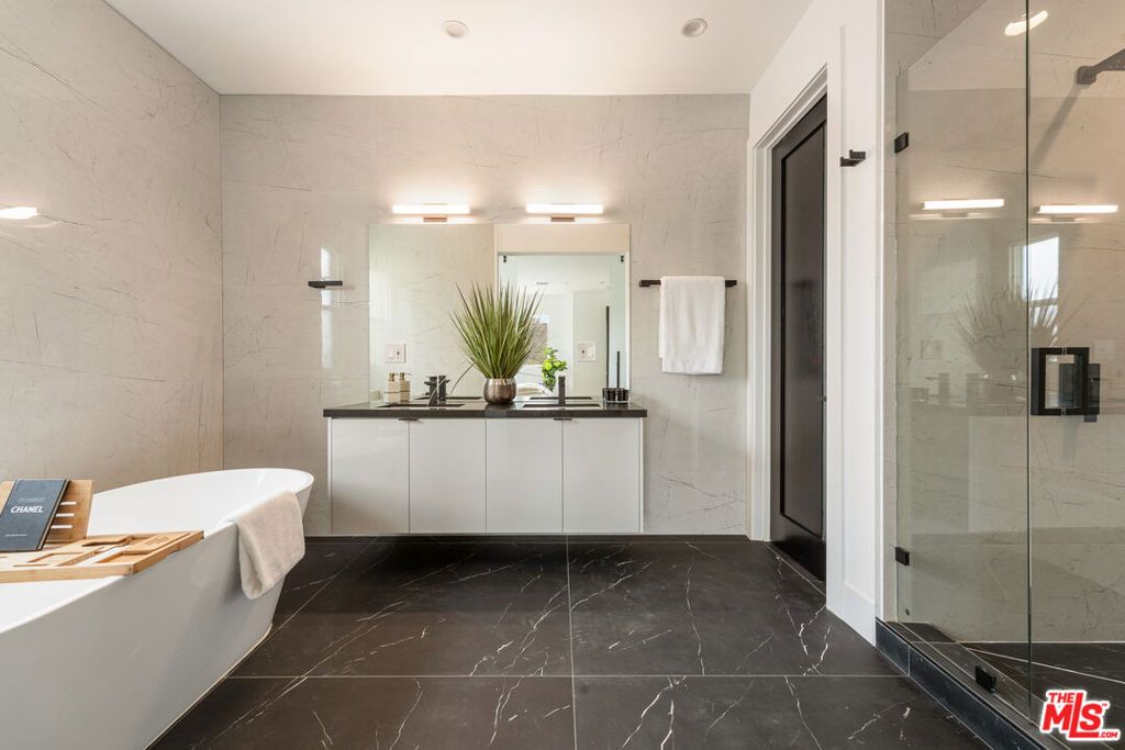 Image 15 of property listing at 350 Mount Carmel Dr, Glendale, CA 91206