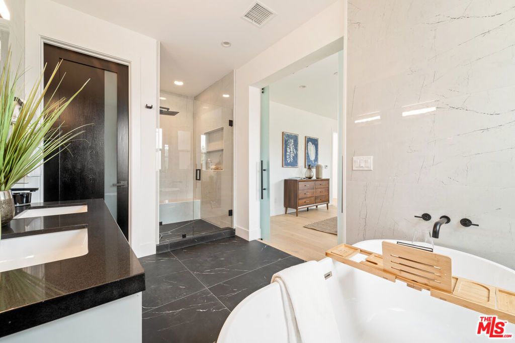 Image 17 of property listing at 350 Mount Carmel Dr, Glendale, CA 91206