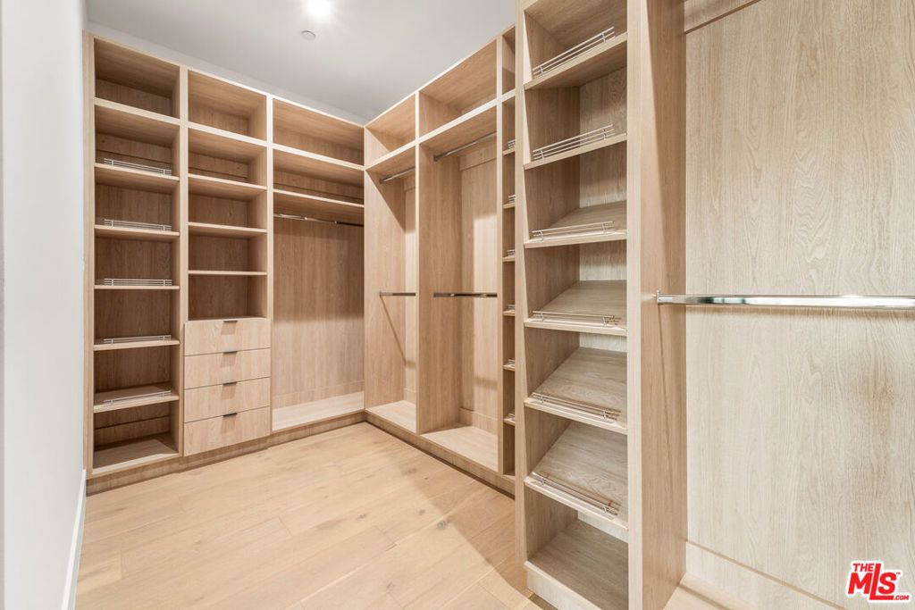 Image 18 of property listing at 350 Mount Carmel Dr, Glendale, CA 91206