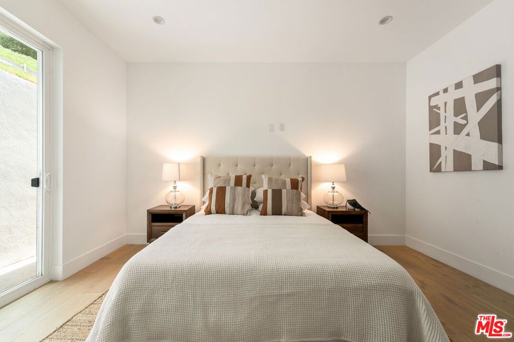 Image 19 of property listing at 350 Mount Carmel Dr, Glendale, CA 91206