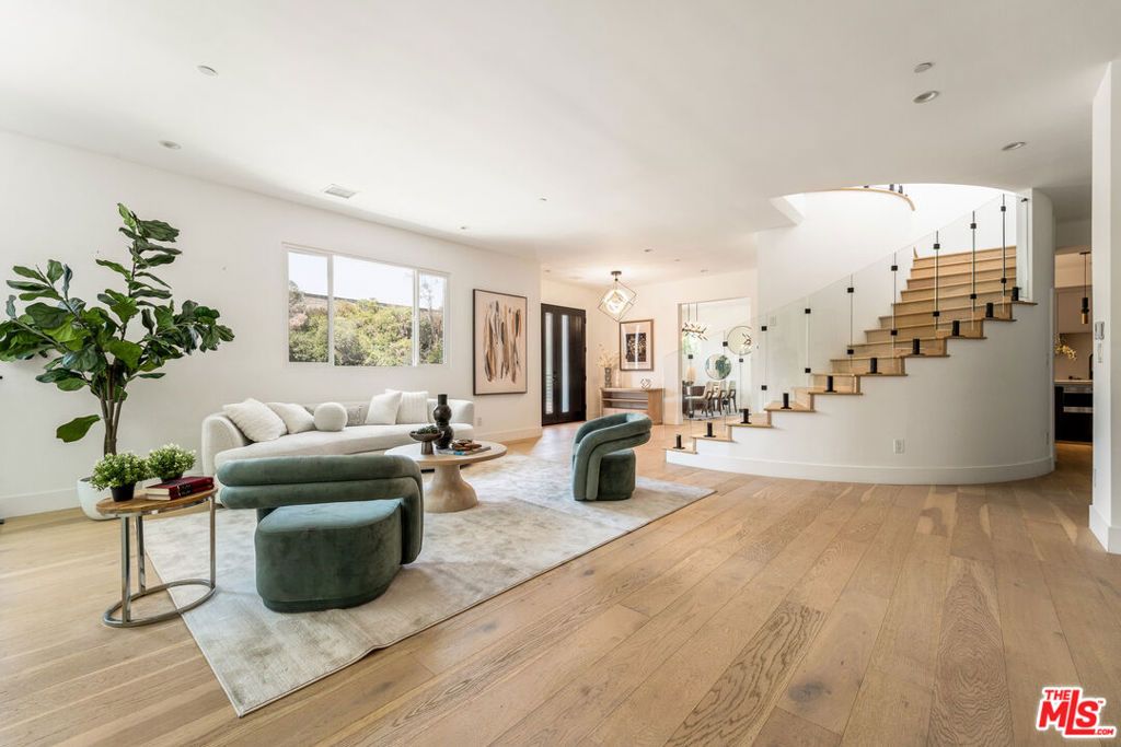 Image 2 of property listing at 350 Mount Carmel Dr, Glendale, CA 91206