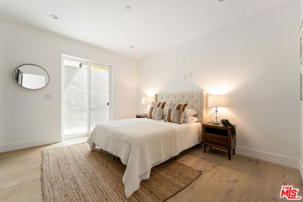 Image 20 of property listing at 350 Mount Carmel Dr, Glendale, CA 91206