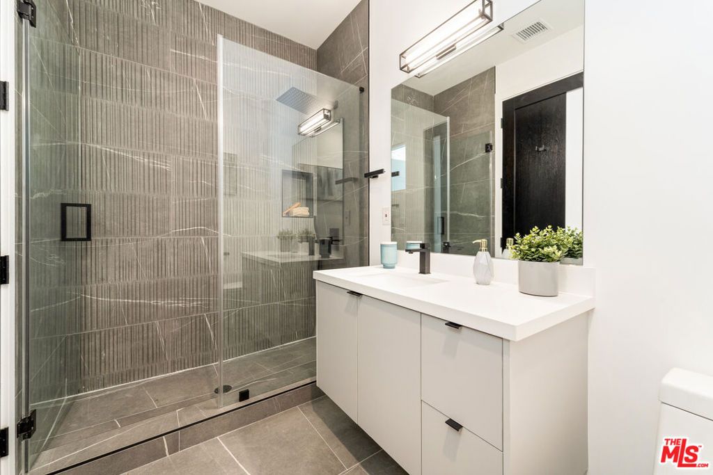 Image 21 of property listing at 350 Mount Carmel Dr, Glendale, CA 91206