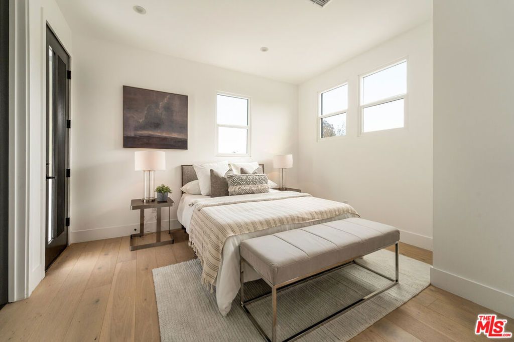 Image 22 of property listing at 350 Mount Carmel Dr, Glendale, CA 91206