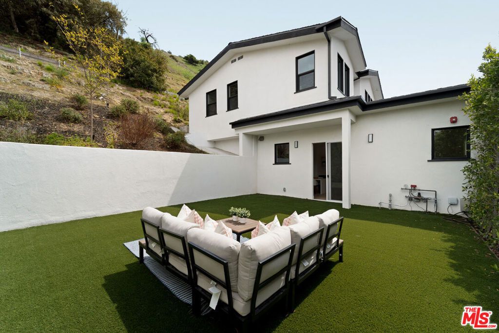 Image 24 of property listing at 350 Mount Carmel Dr, Glendale, CA 91206