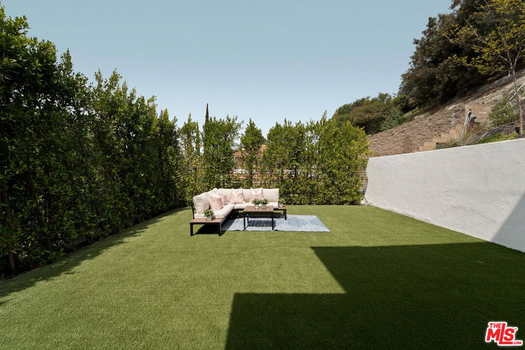 Image 25 of property listing at 350 Mount Carmel Dr, Glendale, CA 91206