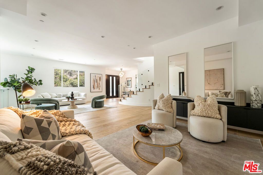 Image 3 of property listing at 350 Mount Carmel Dr, Glendale, CA 91206