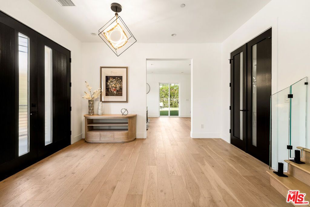 Image 4 of property listing at 350 Mount Carmel Dr, Glendale, CA 91206