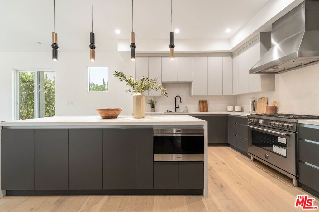 Image 5 of property listing at 350 Mount Carmel Dr, Glendale, CA 91206