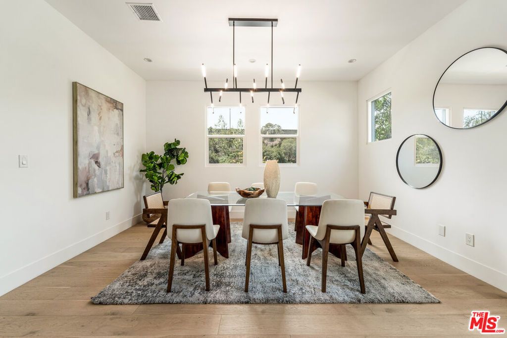 Image 8 of property listing at 350 Mount Carmel Dr, Glendale, CA 91206