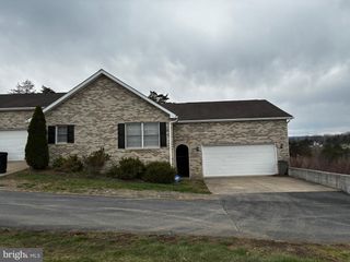 41 DEAKEN CIR #B-6, Strasburg, VA 22657