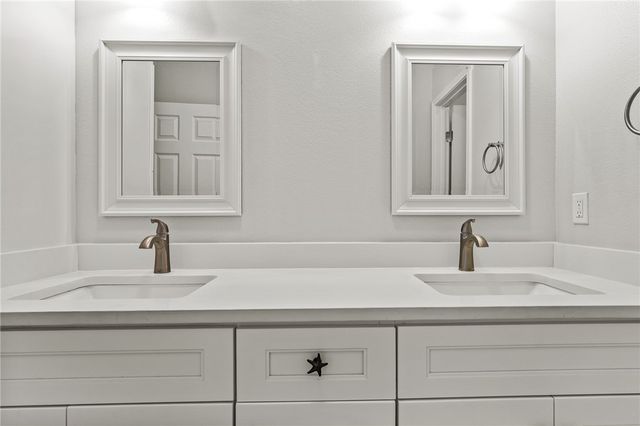 930 Redwood Ave, Rockport, TX 78382