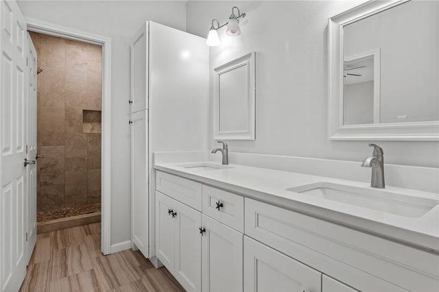 930 Redwood Ave, Rockport, TX 78382