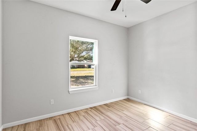 930 Redwood Ave, Rockport, TX 78382