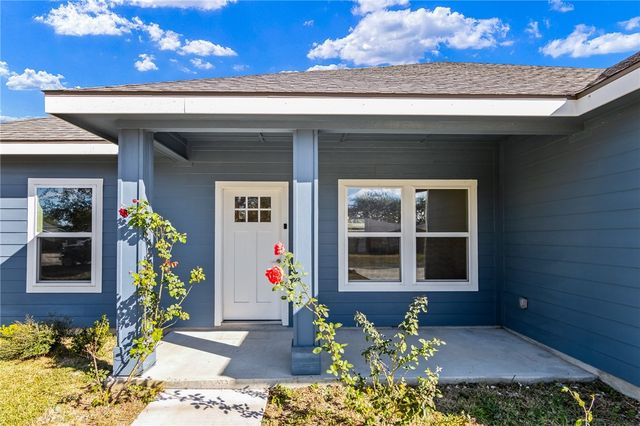 930 Redwood Ave, Rockport, TX 78382