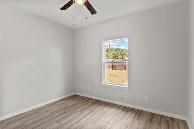 930 Redwood Ave, Rockport, TX 78382