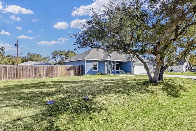 930 Redwood Ave, Rockport, TX 78382