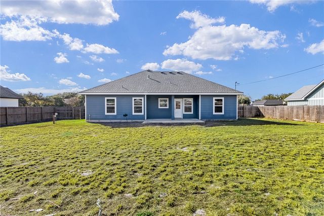 930 Redwood Ave, Rockport, TX 78382