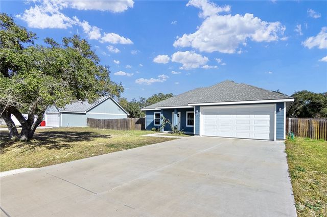 930 Redwood Ave, Rockport, TX 78382