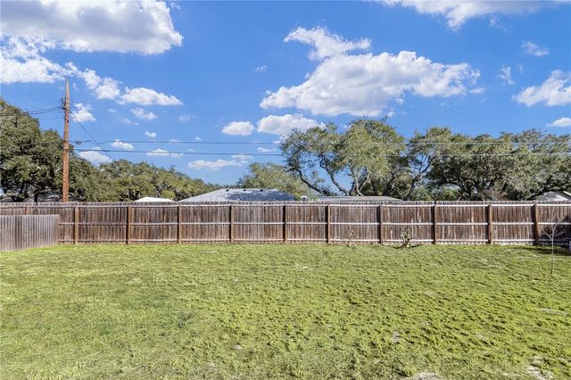 930 Redwood Ave, Rockport, TX 78382