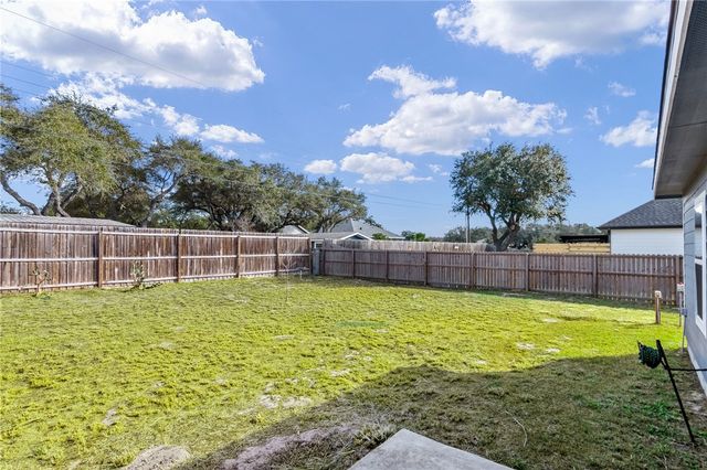 930 Redwood Ave, Rockport, TX 78382