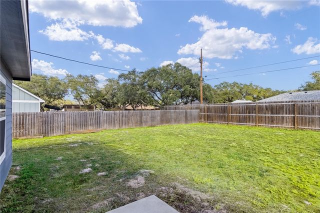 930 Redwood Ave, Rockport, TX 78382