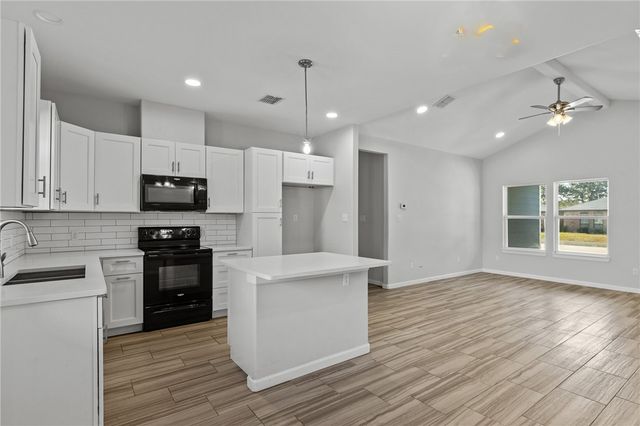 930 Redwood Ave, Rockport, TX 78382