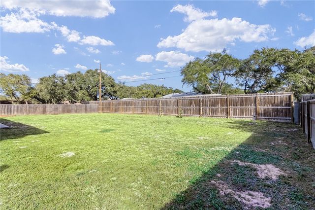 930 Redwood Ave, Rockport, TX 78382