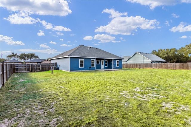 930 Redwood Ave, Rockport, TX 78382