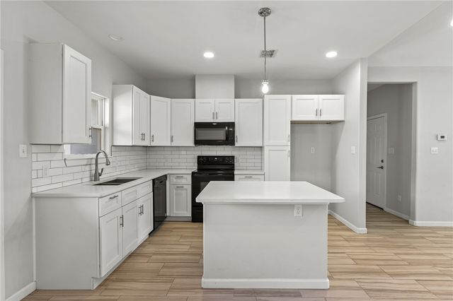 930 Redwood Ave, Rockport, TX 78382