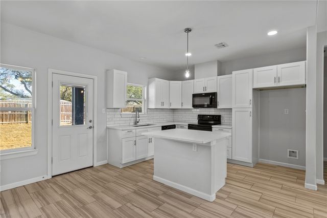 930 Redwood Ave, Rockport, TX 78382