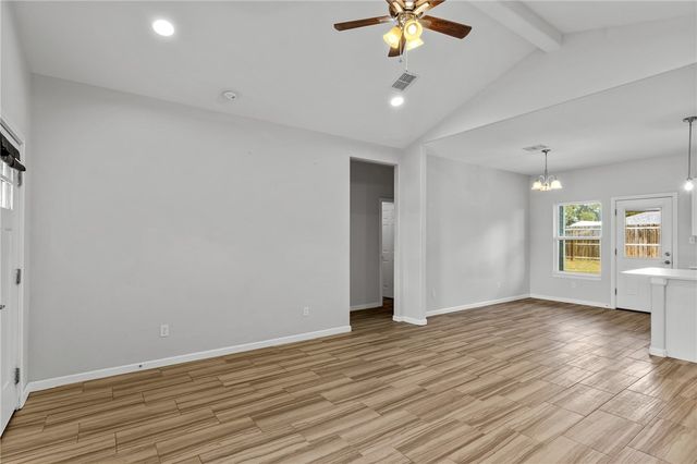 930 Redwood Ave, Rockport, TX 78382