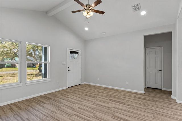 930 Redwood Ave, Rockport, TX 78382