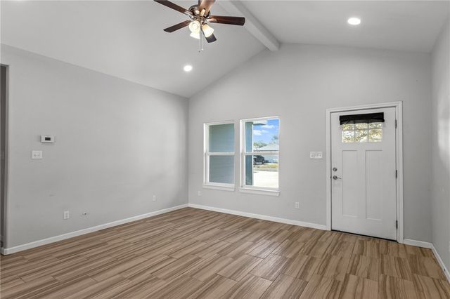 930 Redwood Ave, Rockport, TX 78382