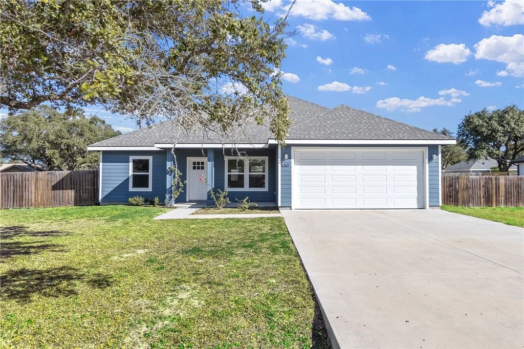 930 Redwood Ave, Rockport, TX 78382