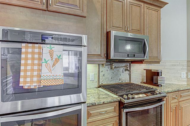 105 Arbors CIR, Elgin, TX 78621